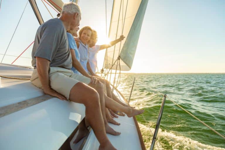 over 50s living with a community - explore the ocean with new friends and get ready to kick off new, healthly relationships with likeminded individuals - retire with a community Australia - people sailing in the ocean